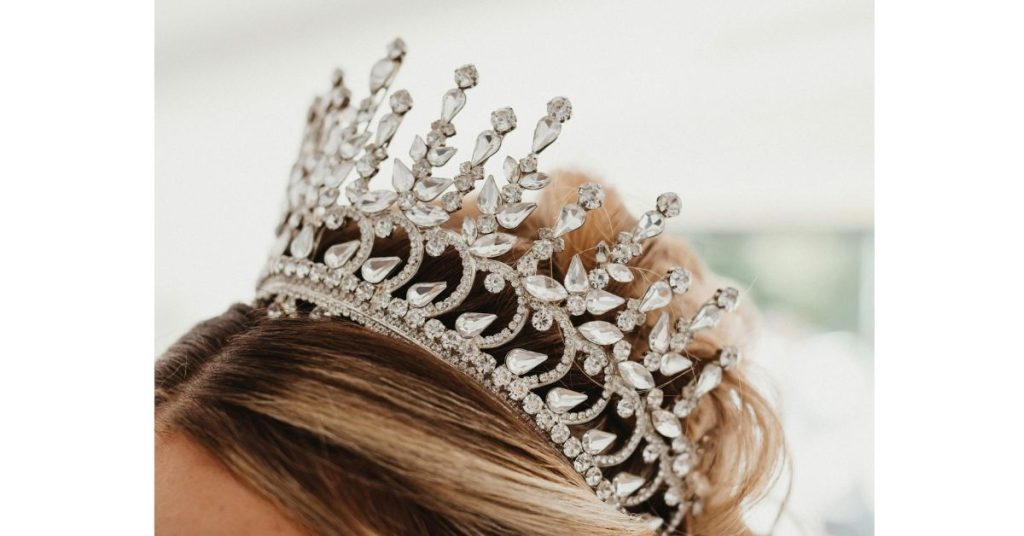 Image of a crown on a woman's head.
